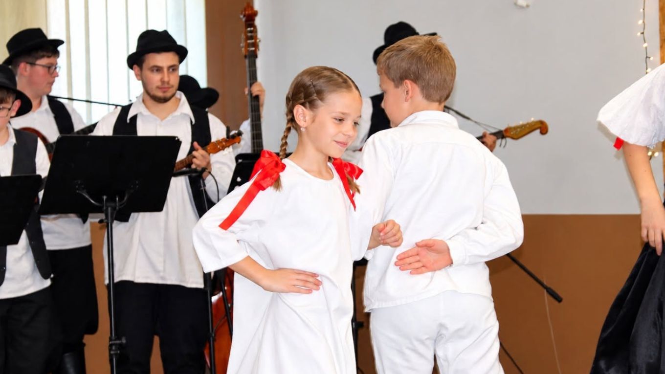 Manifestacija "Pozdrav jeseni" u Zasadbregu okupila ljubitelje pjesme, plesa i tradicije