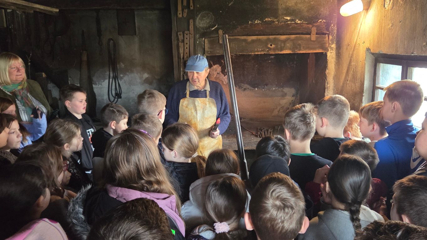 Učenici Osnovne škole Šenkovec i Područne škole Knezovec posjetili Horvatovu kovačnicu u Gornjem Hrašćanu